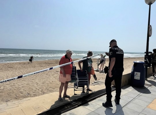 Las playas de la Safor donde se investiga el vertido siguen cerradas pero Miramar y Guardamar dejan acceder a la arena