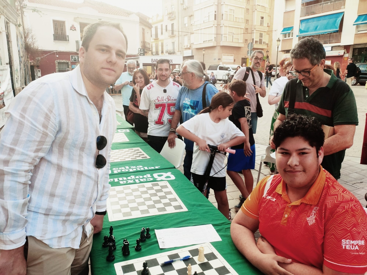 La Petxina celebra una partida simultánea gigante de ajedrez con más  de 400 niños y niñas