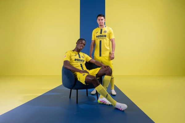 El Villarreal presenta nueva camiseta con la novedad de una franja azul que la atraviesa verticalmente