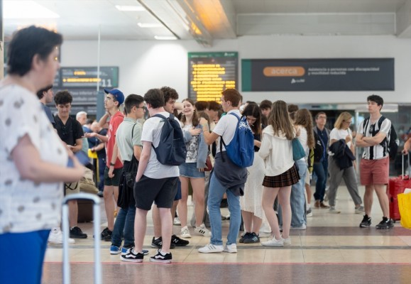 El Gobierno lanza el Verano Joven 2026, con descuentos de hasta el 90% para viajes en autobús y tren
