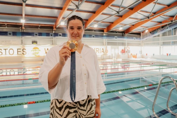 La waterpolista olímpica Paula Leiton entrena junto a las jugadoras del Club Waterpolo Turia de la mano de Teika
