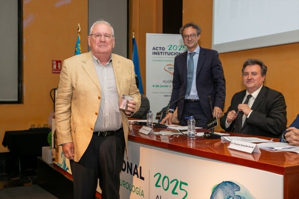 El neurólogo valenciano Francisco Javier López-Trigo recibe el 