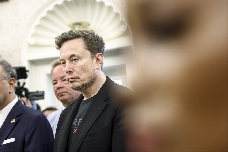Musk denuncia a OpenAI y Apple por asfixiar la competencia en Inteligencia Artificial