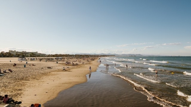 Doce playas de la Comunitat han cerrado en julio por contaminación fecal: ¿Qué pasa en la costa valenciana?