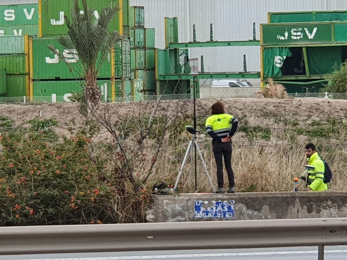 Vecinos del Parque del Mar presionan por la retirada de las vías de Benalúa con 3.300 firmas