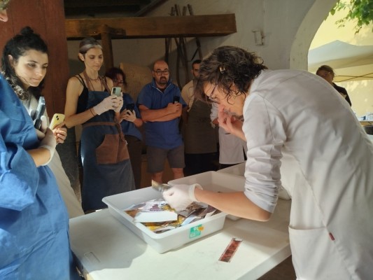 El Museo de l'Horta Sud forma a 14 profesionales en la restauración de fotos dañadas por catástrofes
