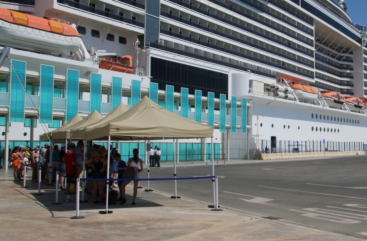 Los cruceristas 'suspenden' a Alicante en inglés y exigen más taxis, pero aplauden los servicios