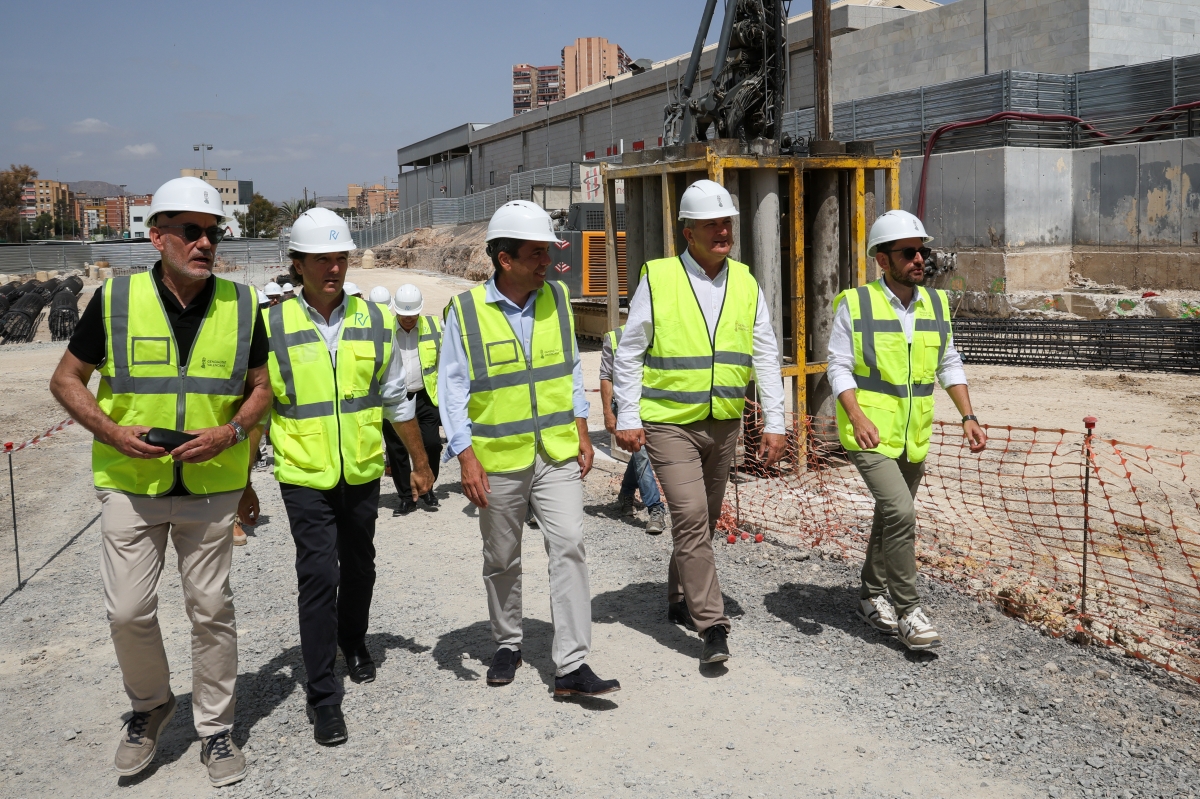 La intermodal de Alicante: excavación del Tram en enero, buses junto a Aguilera y parque aterrazado