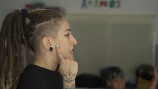 La cantante Mecha, durante el taller de rap que impartió en la escuela social Barraca XXI de Valencia (Foto: BLANCA CARBONELL)  - 