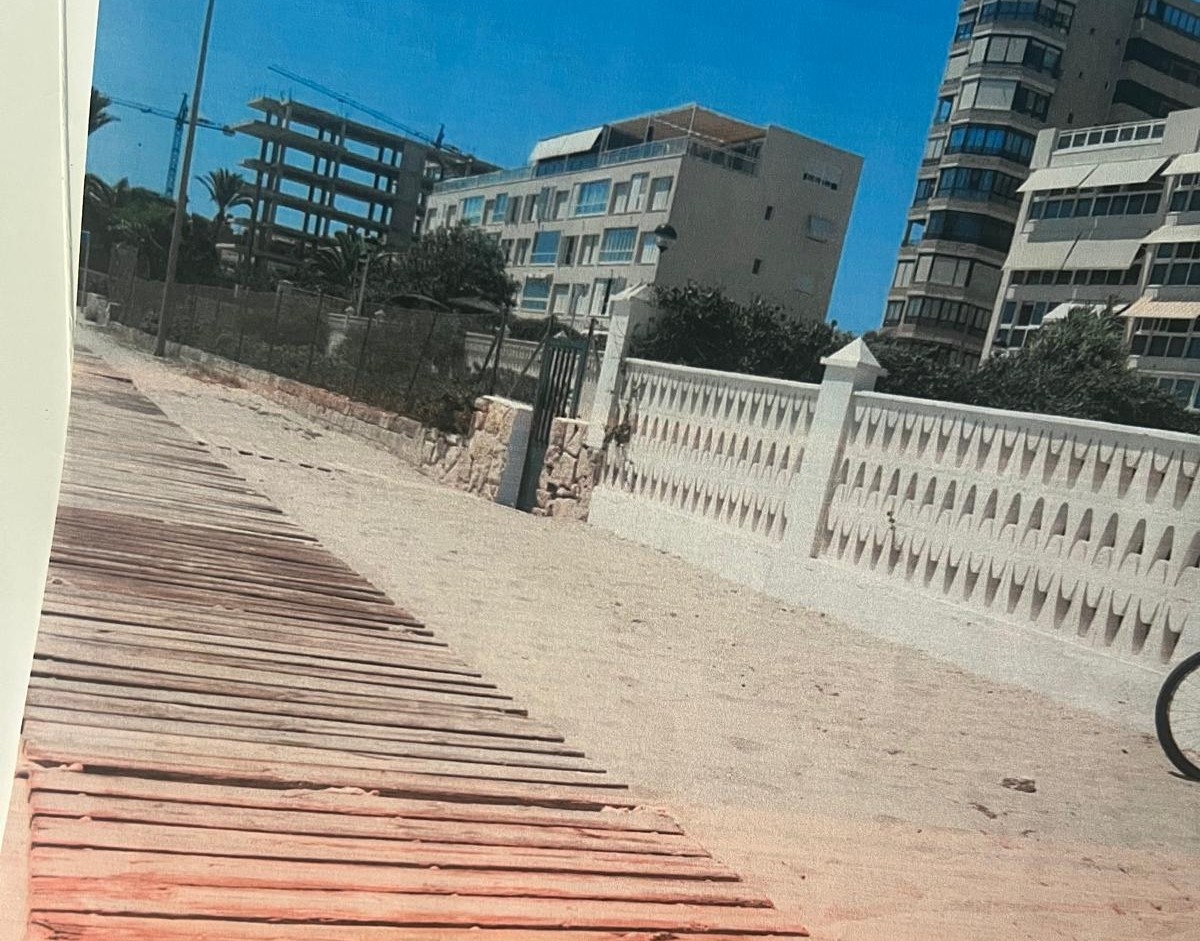 Vecinos de Playa de San Juan reivindican ante Costas una nueva pasarela para acceder al arenal