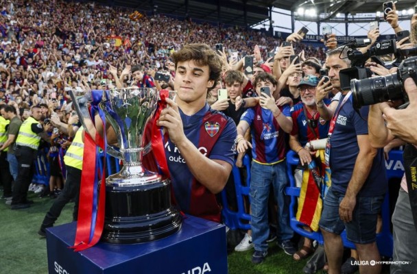 El Levante expondrá la copa de campeón de Segunda en cuatro ubicaciones de València