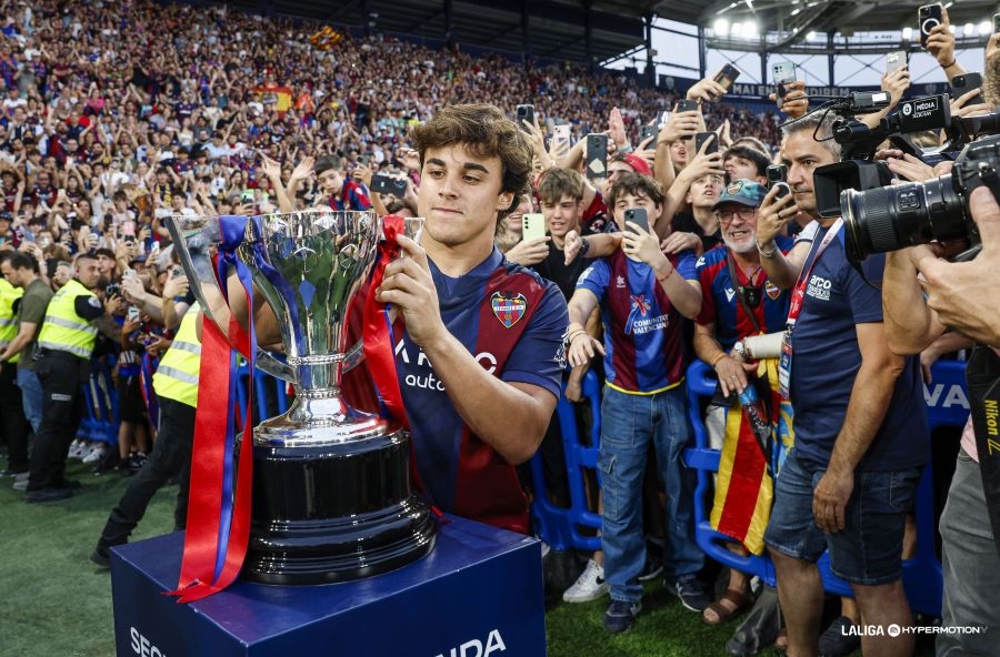 El Levante expondrá la copa de campeón de Segunda en cuatro ubicaciones de València