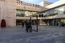A la gestión en Elche le siguen brotando reparos: 470.000 euros fuera de contrato por limpieza de colegios
