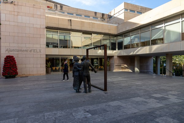 A la gestión en Elche le siguen brotando reparos: 470.000 euros fuera de contrato por limpieza de colegios