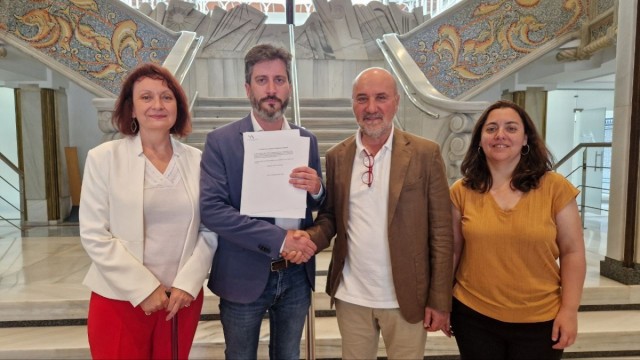 Víctor Egío (Podemos) se despide rumbo a Gaza y cede el escaño a Álvarez-Castellanos (IU)