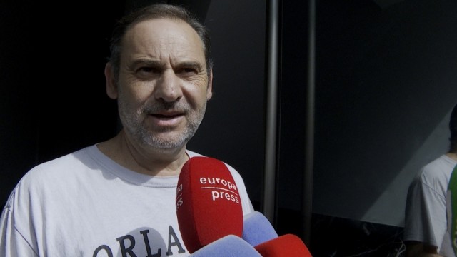 Ábalos se muestra tranquilo tras el registro en su casa de València: 