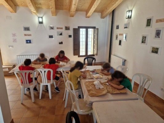 Viaje a la prehistoria: Vistabella acoge un taller de dibujos con pinturas rupestres para niños