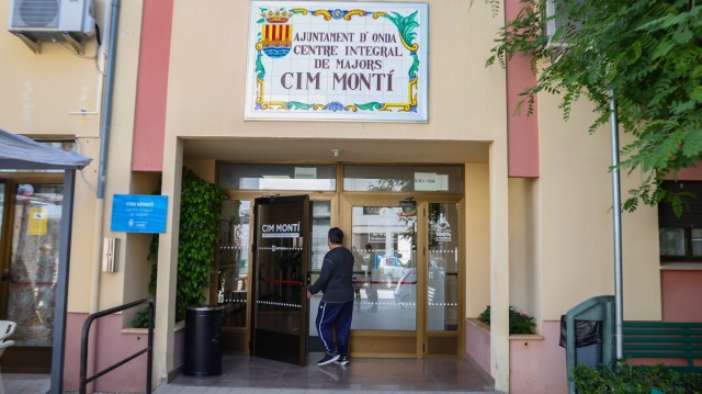 Onda renueva las puertas de entrada de su Centro Integral de Mayores para mejorar la accesibilidad