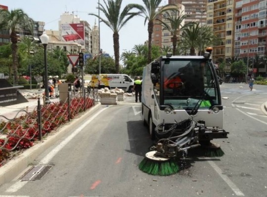 Alicante refuerza el operativo de limpieza en Fogueres con 100 operarios adicionales