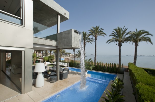 La casa que flota junto a un paseo del Mar Menor: cuando la arquitectura se diluye en el paisaje y habla el lenguaje del agua
