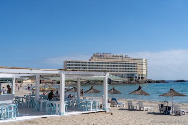 Sin soluciones ni respuestas de Costas, los chiringuitos de Cartagena afrontan un verano que se tiñe de negro