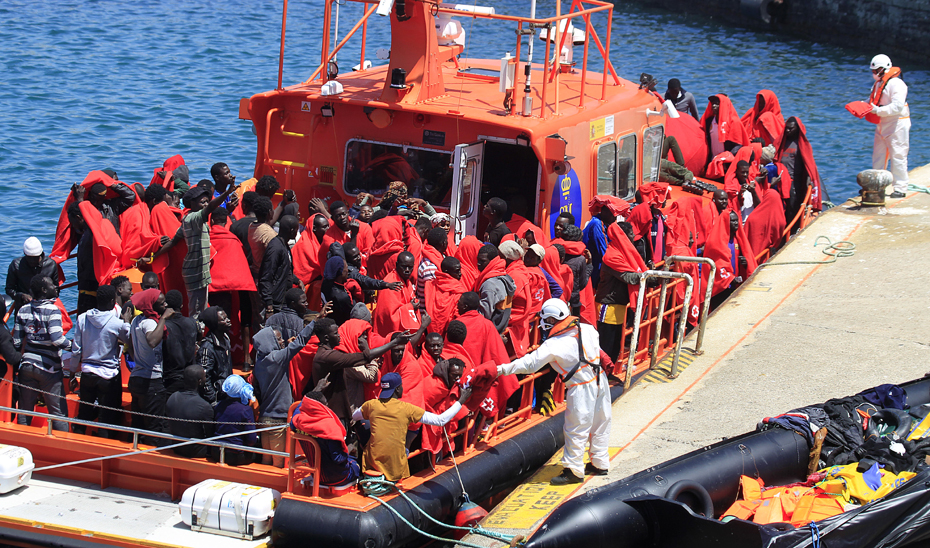 Llegada de un barco de inmigrantes al Puerto de Algeciras. Foto: EFE. - Llegada de un barco de inmigrantes al Puerto de Algeciras. Foto: EFE.