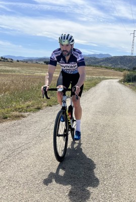 Un vehículo embiste a Sarabia mientras rodaba en bicicleta por la CV-715, entre Polop y Callosa