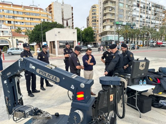 La Policía distribuirá este verano pulseras identificativas para localizar a niños perdidos 