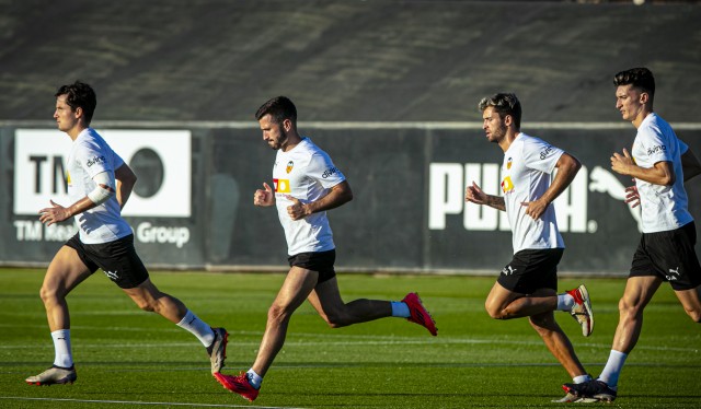 Hugo Duro y Gayà, aptos de nuevo, novedades en la vuelta al trabajo del Valencia
