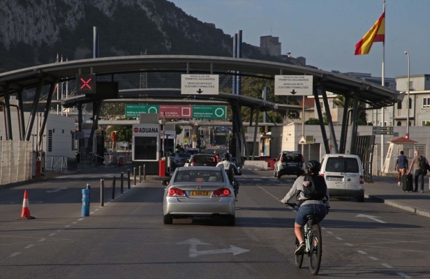 España realizará los controles de pasaportes en el puerto y aeropuerto de Gibraltar, según el acuerdo