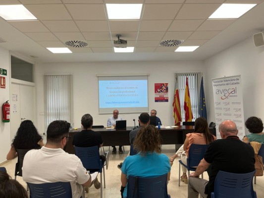 Avecal impulsa la conexión entre talento joven y firmas de calzado en una jornada con Labora y la DGFP