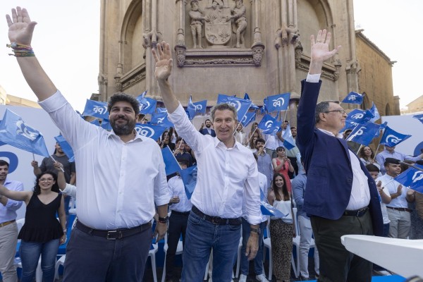 Feijóo promete en Murcia una solución para el agua y reta a Sánchez a pedir perdón, poner las urnas 