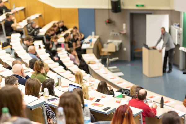 Universidades líderes formarán a 10.000 futuros médicos sobre el impacto climático en la salud y la atención sanitaria sostenible
