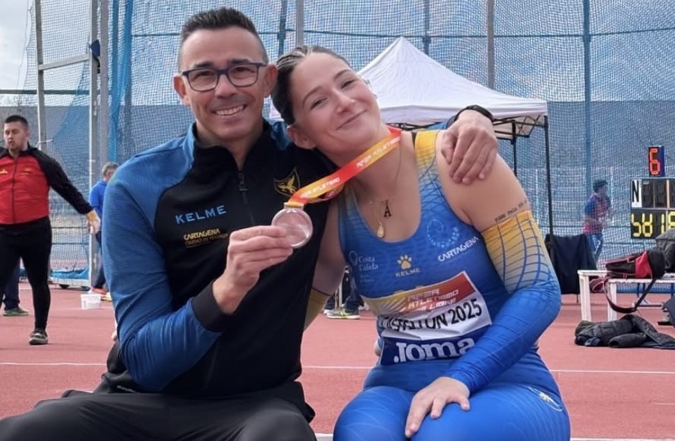 Ángeles Jiménez y su entrenador, José García Ros. - Foto: FAMU