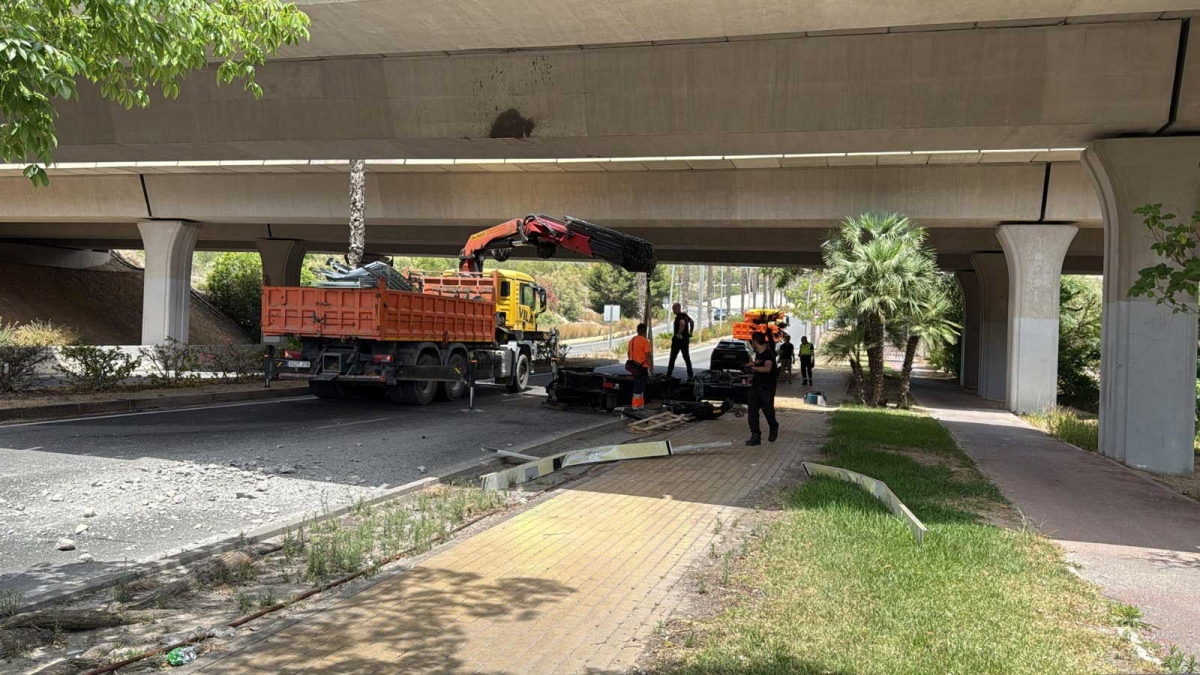 Una grúa se engancha debajo de un puente de la AP7 en Benidorm y obliga a cortar el tráfico en un carril de la autopista