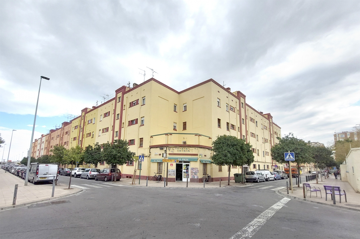 El Grupo Cernuda y Velasco, con 128 viviendas, recibe algo más de tres millones para las reformas. - Foto: CARLOS PASCUAL El Grupo Cernuda y Velasco, con 128 viviendas, recibe algo más de tres millones para las reformas.