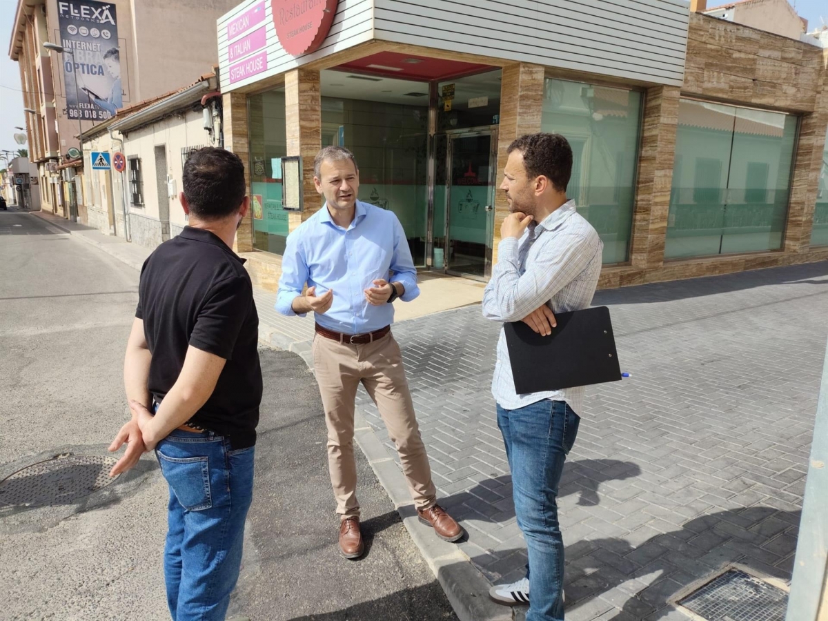 El concejal de Pedanías y Vertebración Territorial, Marco Antonio Fernández, supervisa las obras - Foto: AYTO DE MURCIA