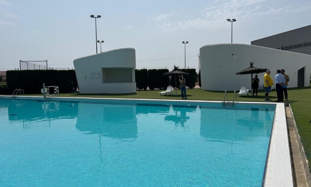 Elche ultima la puesta a punto de las piscinas municipales para su apertura la próxima semana