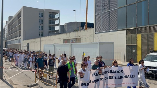 El personal del Departamento de Salud de La Ribera se manifiesta ante la 