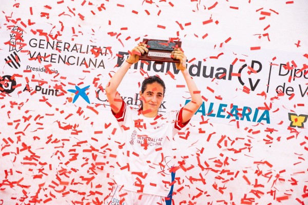 Victoria, la campeona que sufre en silencio