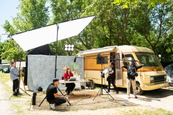 Netflix rueda en Mazarrón la miniserie basada en el libro de Benavent 'Toda la verdad de mis mentiras'... y busca más figurantes