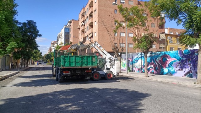 Orihuela ejecuta el reasfaltado del vial deteriorado en Avenida de la Vega