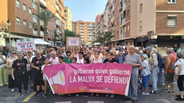 Vecinos de la Malva-rosa reclaman en una concentración un plan para las casitas Rosas y avanzar en soluciones