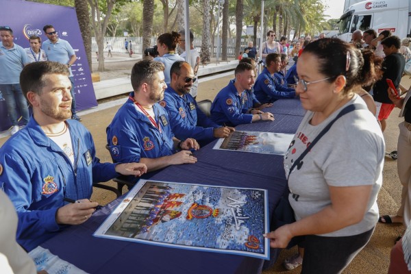 Fotogalería | Los pilotos de la Patrulla Águila firman pósteres en la plaza de la Cruz de San Javier
