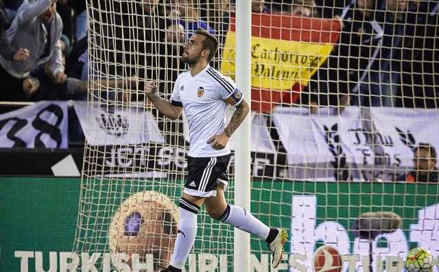 Paco Alcácer pone fin con tres goles a tres meses de sequía de cara a puerta
