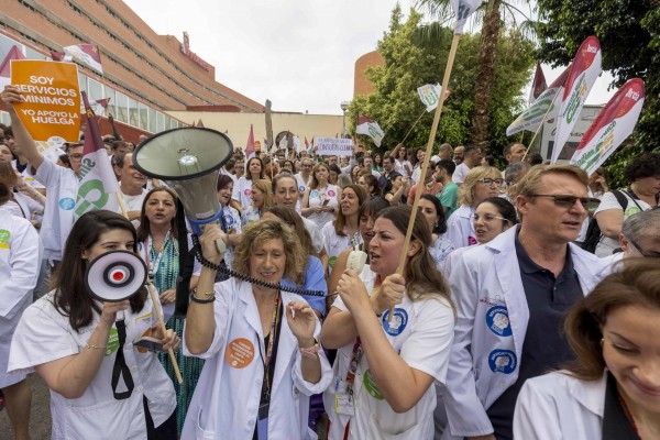 Concentración de 'batas blancas' en La Arrixaca en contra del estatuto marco: 