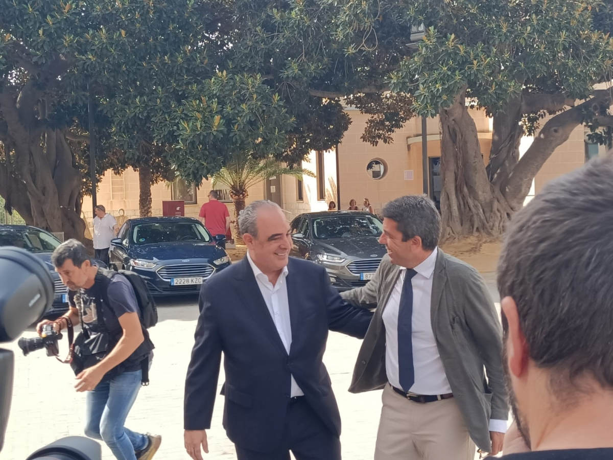 Nacho Amirola y Carlos Mazón en la clausura de la asamblea de Ineca. - Foto: PLAZA Nacho Amirola y Carlos Mazón en la clausura de la asamblea de Ineca.