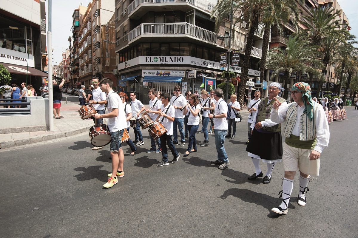 Unos barraquers junto con una colla - FOTO: RAFA MOLINA Unos barraquers junto con una colla
