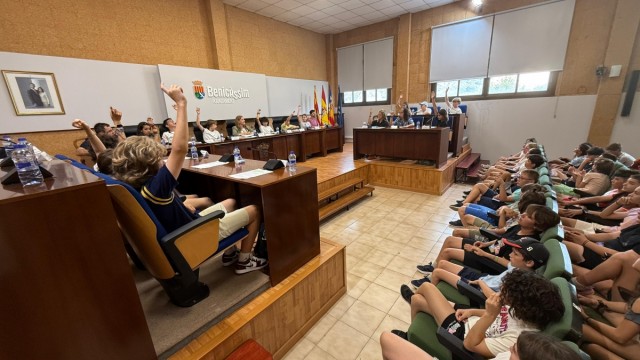Benicàssim muestra a sus alumnos cómo funciona el Ayuntamiento en el I Pleno Infantil