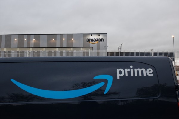 La mitad de los paquetes de compras en línea procede de Amazon, según la CNMC